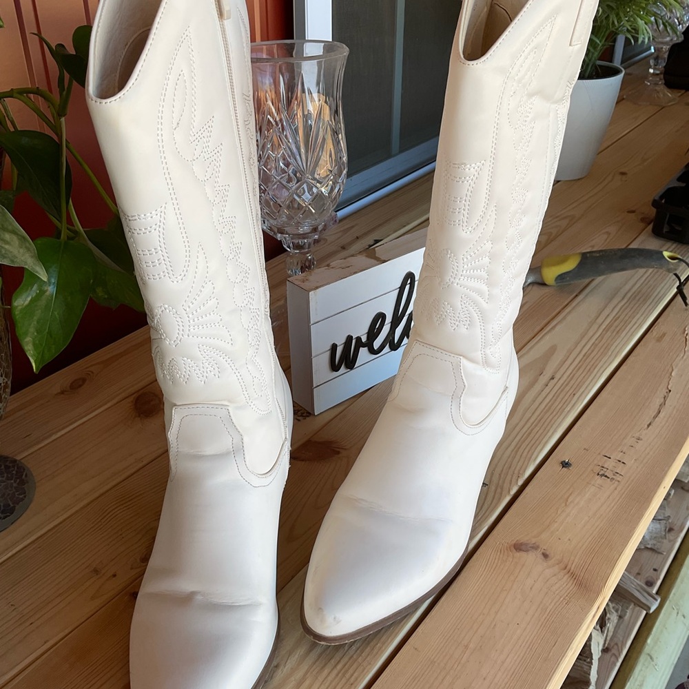 Tinstree Women's White Western Cowboy Boots - Classic Stitch Detail. Size 10 - Picture 4 of 8